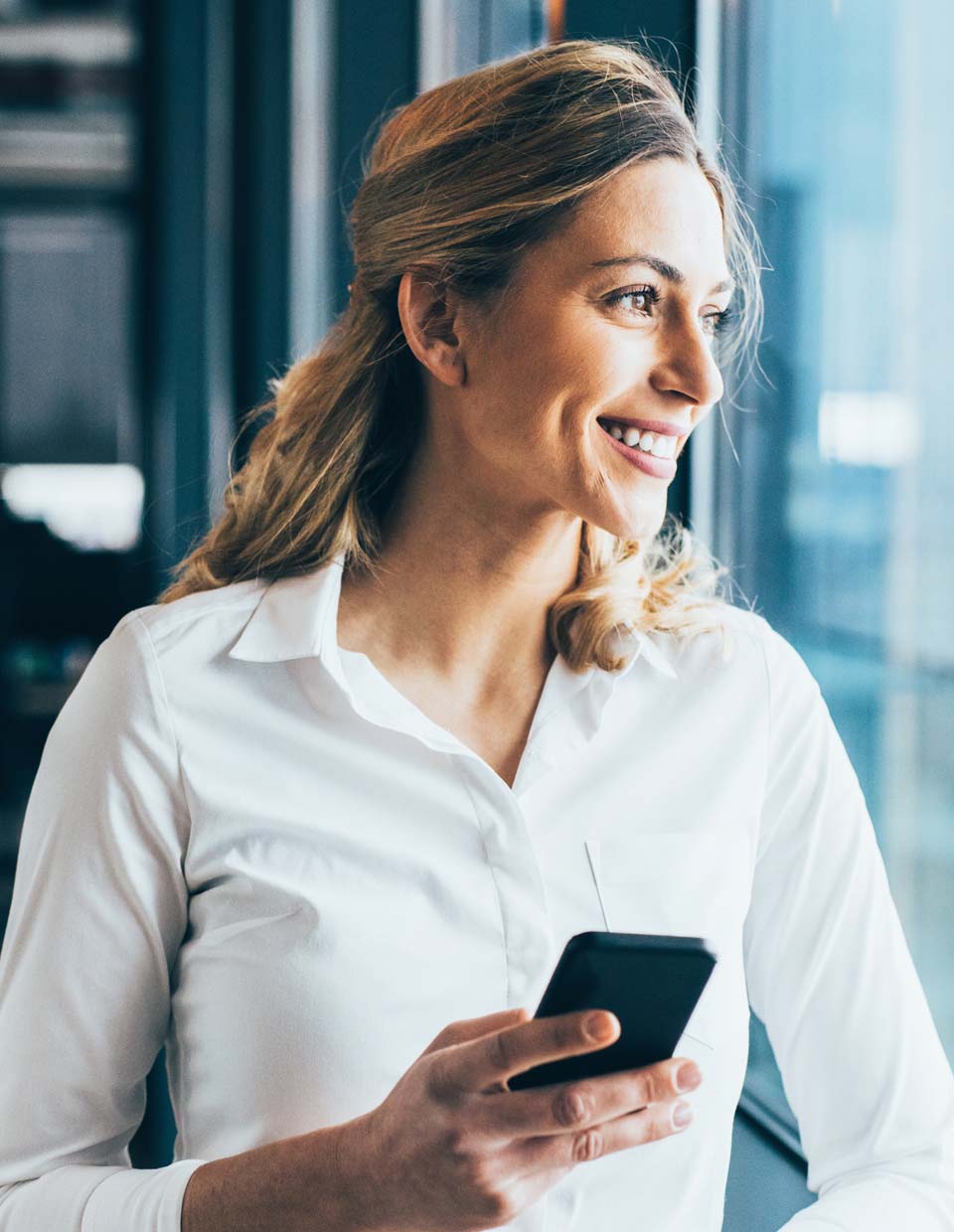 woman using virtual pay or access online